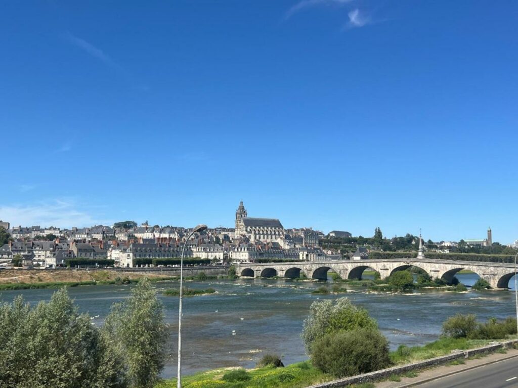 Blois, la Loire et le pont Jacques-Gabriel vus depuis le quai, à deux pas du 12 rue des Chalands