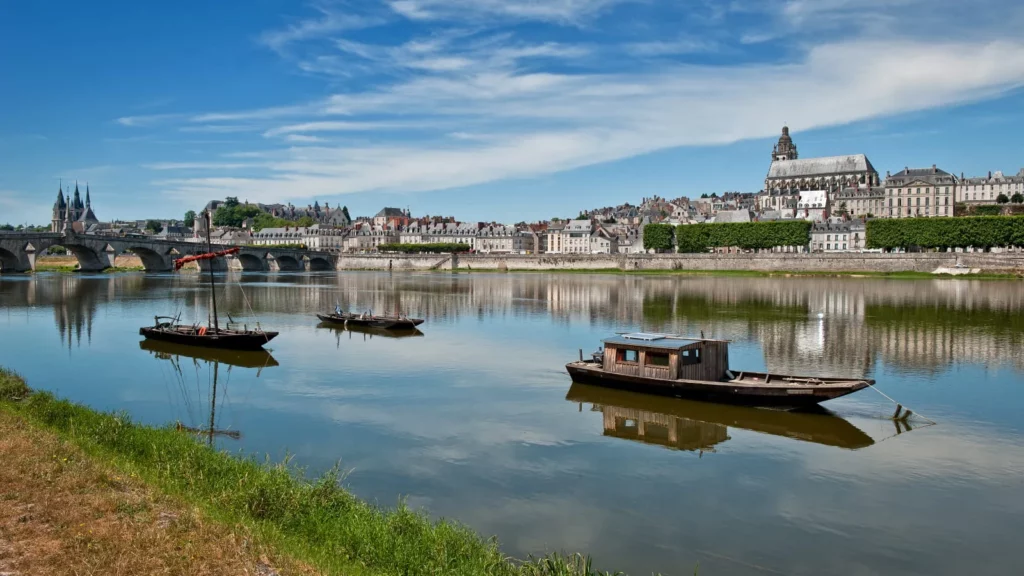 Bateaux traditionnels amarrés sur la Loire face à Blois