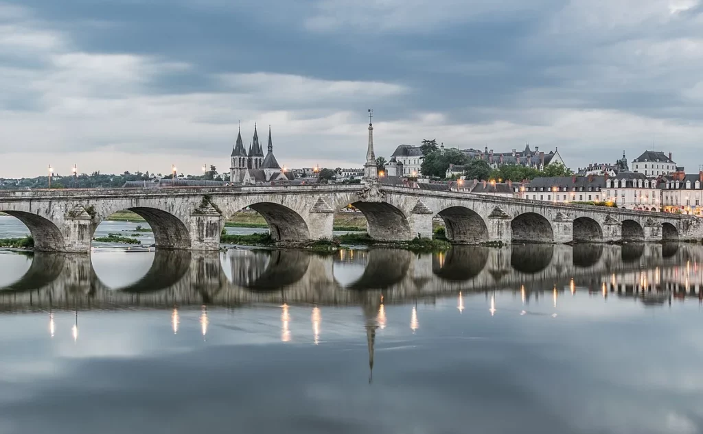 Le pont Jacques-Gabriel et ses reflets dans la Loire, à Blois