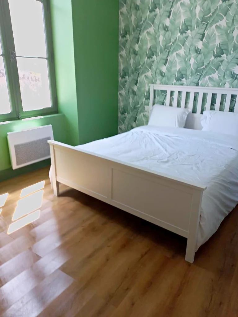 Chambre de Saule de Loire, murs vert sauge et papier peint feuillage