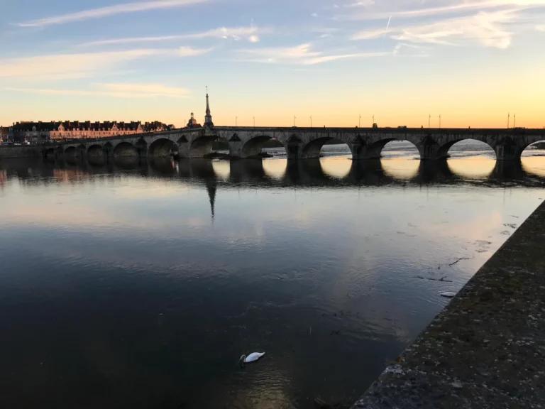 Pont Jacques-Gabriel sur la Loire au coucher du soleil, à Blois, à deux pas des Quais de la Loire