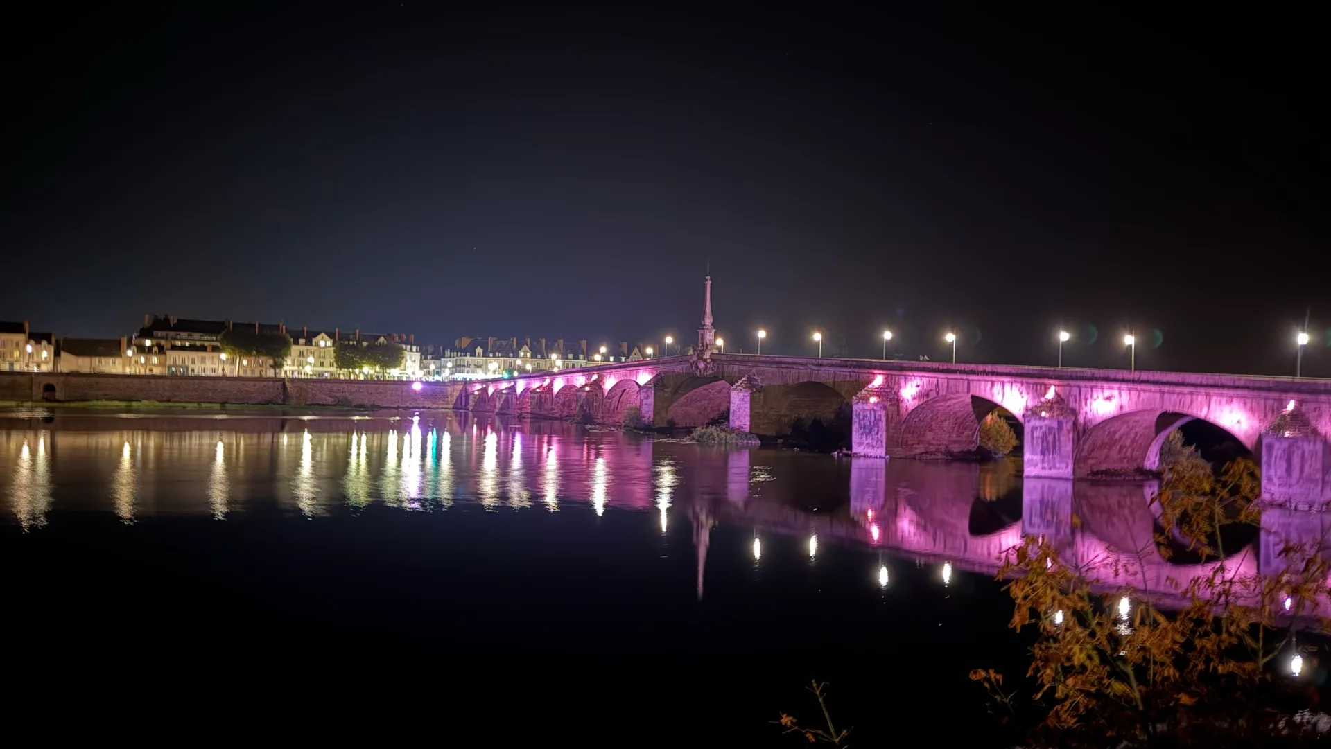 Pont Jacques-Gabriel illuminé la nuit et quais de Blois se reflétant dans la Loire