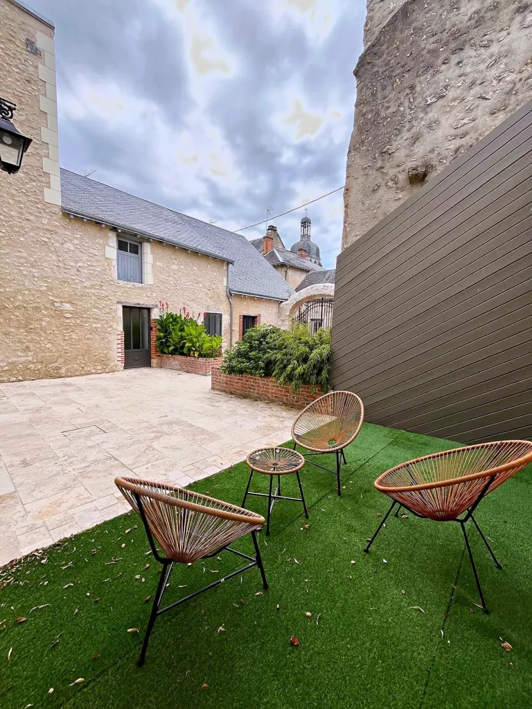 Coin de la cour avec fauteuils