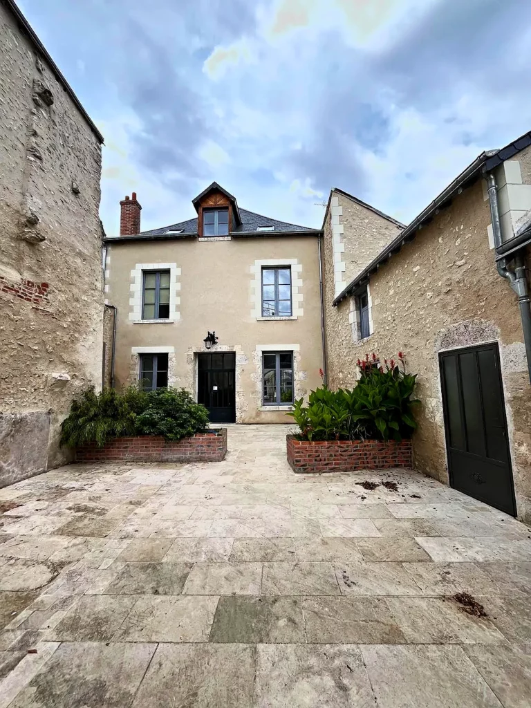 Cour intérieure avec jardinières