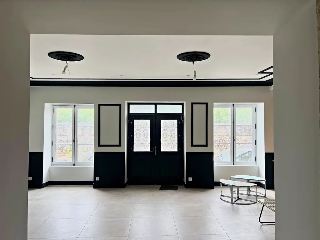 Espace commun lumineux du rez-de-chaussée