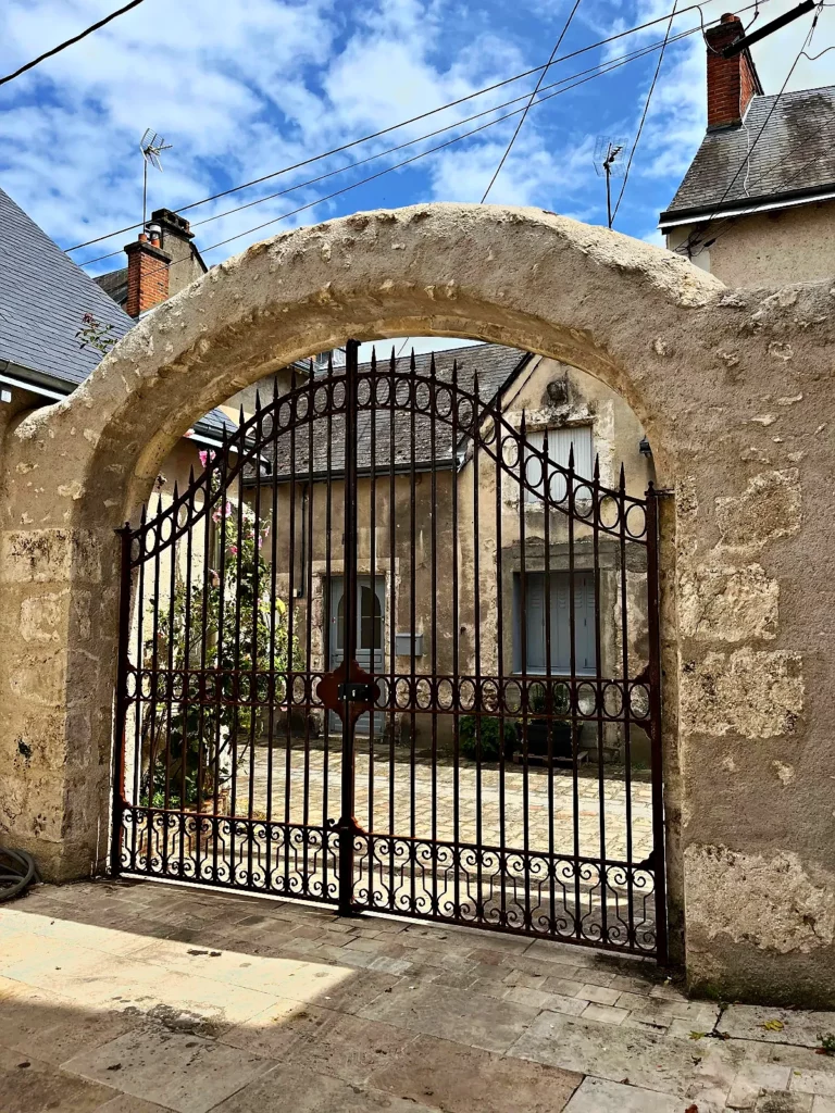 Portail ancien en pierre et fer forgé, 12 rue des Chalands
