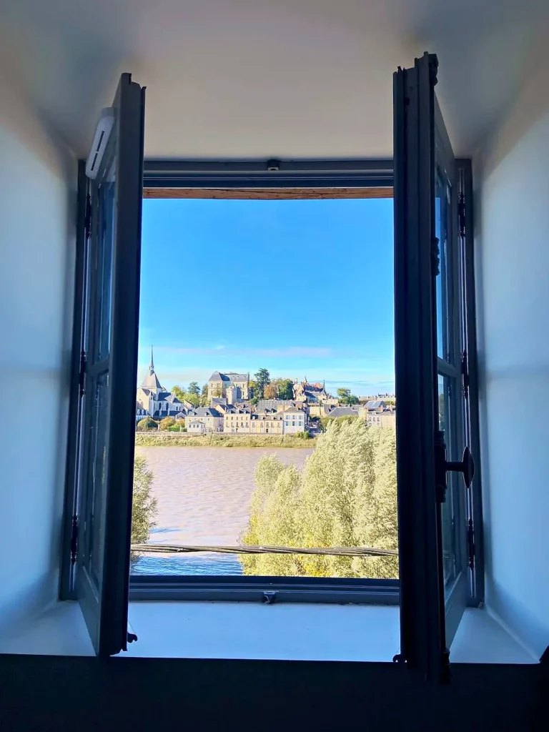 Fenêtre ouverte sur la Loire et les toits de Blois